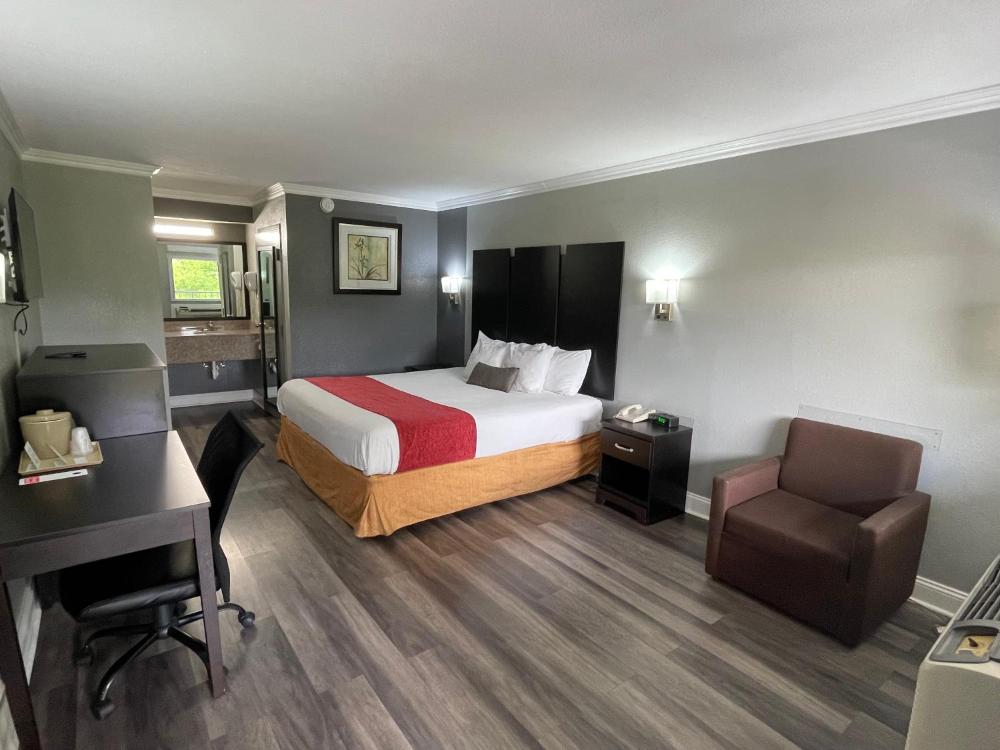 King Room - Non-Smoking interior